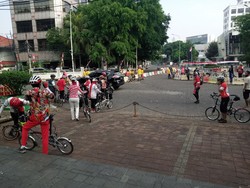 HUT Ke-76 RI, Ramai Pesepeda Foto di Depan Tugu Proklamasi Jakpus