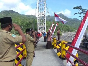 Warga Lumajang Gelar Upacara HUT RI di Jembatan Gantung, Apa Tujuannya?