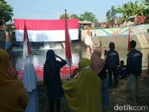 Upacara HUT RI di Pasuruan, Bendera Merah Putih 17 Meter Dikibarkan di Sungai