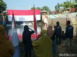 Upacara HUT RI di Pasuruan, Bendera Merah Putih 17 Meter Dikibarkan di Sungai