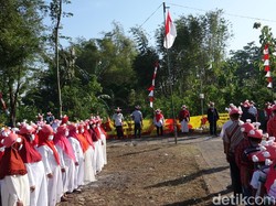 Unik, Peserta Upacara HUT RI di Probolinggo Ini Pakai Topi Virus Corona