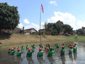 Upacara HUT RI di Sungai Ini Tetap Khidmat Meski Pesertanya Terendam Lumpur Upacara HUT RI di Sungai Ini Tetap Khidmat Meski Pesertanya Terendam Lumpur