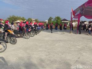 Emak-emak Penjual Sayur di Lamongan Gelar Upacara HUT RI Sambil Berbagi Nasi