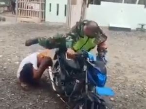 Tempelkan Kuping Warga ke Knalpot Bikin Oknum TNI Ditahan Tempelkan Kuping Warga ke Knalpot Bikin Oknum TNI Ditahan
