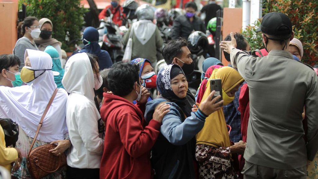 Antrean Warga Tanpa Jaga Jarak Demi 10 Kg Beras di Yogyakarta