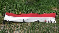 Bendera Merah Putih Raksasa Membentang di Kaki Gunung Merbabu