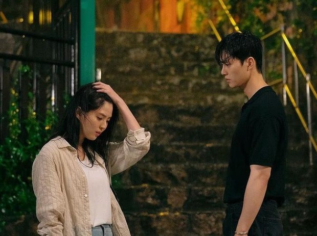 Yoo Na Bi memilih untuk meninggalkan Park Jae Eon/Instagram.com/nevertheless_k_drama Yoo Na Bi memilih untuk meninggalkan Park Jae Eon/Instagram.com/nevertheless_k_drama