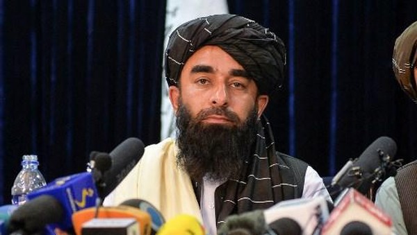 Taliban spokesperson Zabihullah Mujahid (L) gestures as he speaks during the first press conference in Kabul on August 17, 2021 following the Taliban stunning takeover of Afghanistan. (Photo by Hoshang Hashimi / AFP)