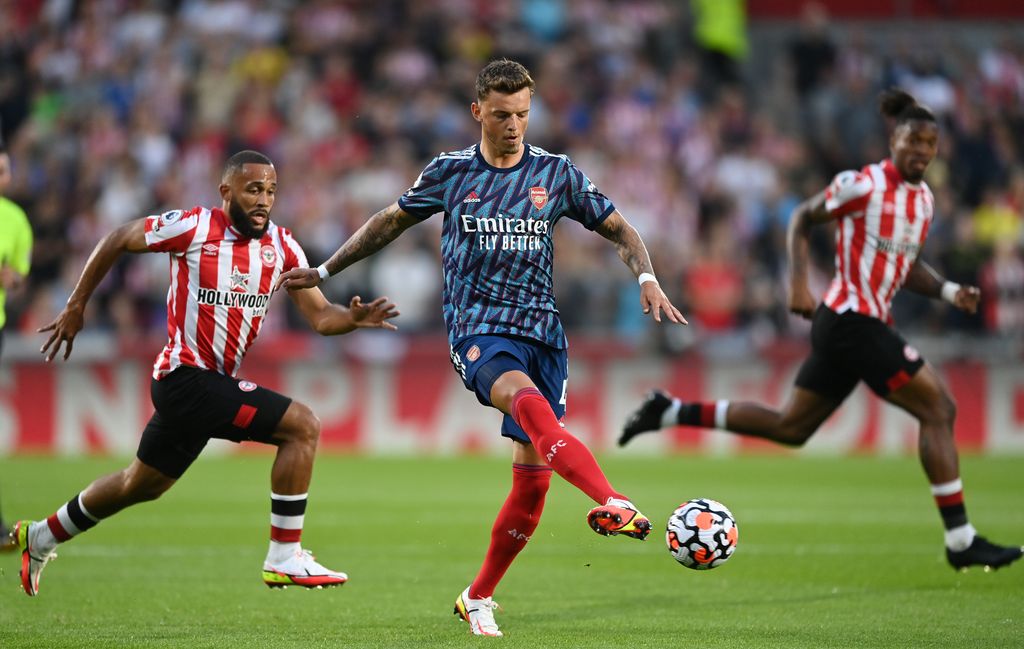 BRENTFORD, ENGLAND - AUGUST 13: Ben White of Arsenal controls the ball under pressure from Bryan Mbeumo of Brentford during the Premier League match between Brentford and Arsenal at Brentford Community Stadium on August 13, 2021 in Brentford, England. (Photo by Shaun Botterill/Getty Images)