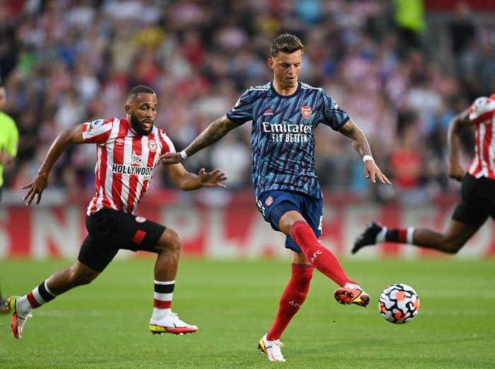 BRENTFORD, ENGLAND - AUGUST 13: Ben White of Arsenal controls the ball under pressure from Bryan Mbeumo of Brentford during the Premier League match between Brentford and Arsenal at Brentford Community Stadium on August 13, 2021 in Brentford, England. (Photo by Shaun Botterill/Getty Images)
