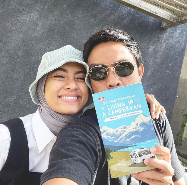 Multitalenta, Deretan Selebritas Ini Juga Jago Menulis Buku Lho!