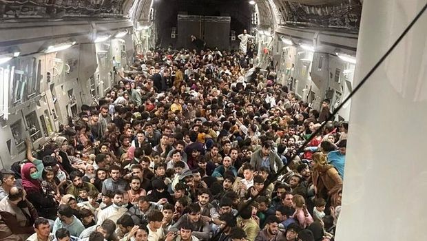 Warga terus memadati Bandara Kabul, Afghanistan. Mereka berniat meninggalkan negaranya.