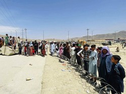 Dor! Taliban Lepas Tembakan ke Udara Kontrol Kerumunan di Luar Bandara Kabul