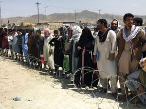 Bandara Kabul Disesaki Warga yang Ingin Kabur