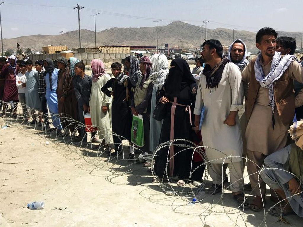 Bandara Kabul Disesaki Warga yang Ingin Kabur Bandara Kabul Disesaki Warga yang Ingin Kabur