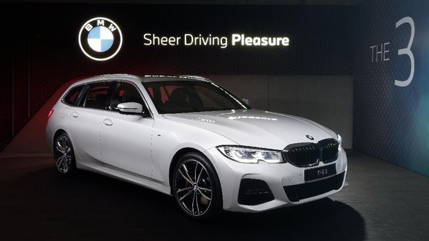BMW Seri 3 facelift meluncur di Indonesia pada Rabu (18/8/2021), terdiri dari dua pilihan bodi sedan 330i M Sport dan estate 320i Touring M Sport.