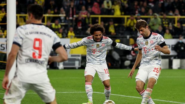 DORTMUND, GERMANY - AUGUST 17: Thomas Müller #26 of FC Bayern München scores his teams 2nd goal during the Supercup 2021 match between FC Bayern München and Borussia Dortmund at Signal Iduna Park on August 17, 2021 in Dortmund, Germany. (Photo by Lars Baron/Getty Images)