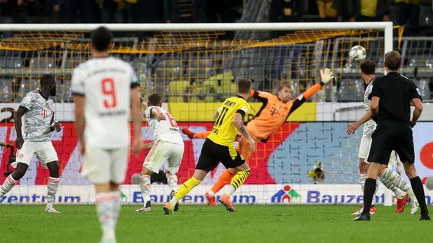 DORTMUND, GERMANY - AUGUST 17: Marco Reus #11 of Borussia Dortmund scores his team's connecting goal during the Supercup 2021 match between FC Bayern München and Borussia Dortmund at Signal Iduna Park on August 17, 2021 in Dortmund, Germany. (Photo by Lars Baron/Getty Images)