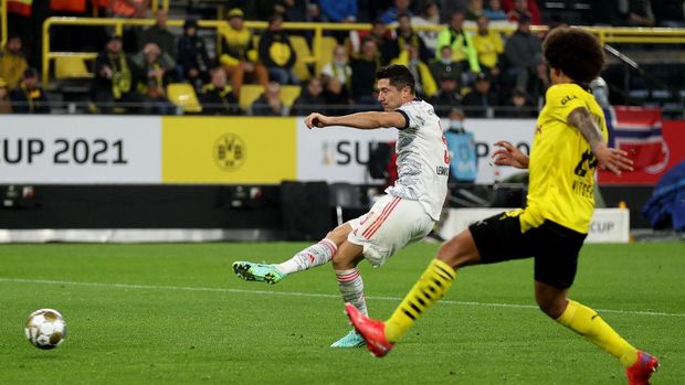 DORTMUND, GERMANY - AUGUST 17: Robert Lewandowski #9 of FC Bayern München scores his team's 3rd goal during the Supercup 2021 match between FC Bayern München and Borussia Dortmund at Signal Iduna Park on August 17, 2021 in Dortmund, Germany. (Photo by Lars Baron/Getty Images)