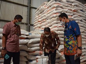 KSP Cek Kesiapan Distribusi Bantuan Beras PPKM di Gudang Bulog KSP Cek Kesiapan Distribusi Bantuan Beras PPKM di Gudang Bulog