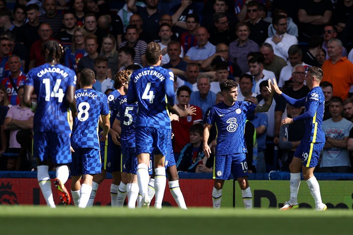 LONDON, ENGLAND - AUGUST 14: Christian Pulisic of Chelsea celebrates with teammate Mason Mount after scoring their sides second goal during the Premier League match between Chelsea and Crystal Palace at Stamford Bridge on August 14, 2021 in London, England. (Photo by Eddie Keogh/Getty Images)