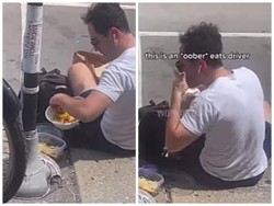 Jorok! Pengantar Makanan Ini Curi Makanan Pelanggan dengan Mencomotnya