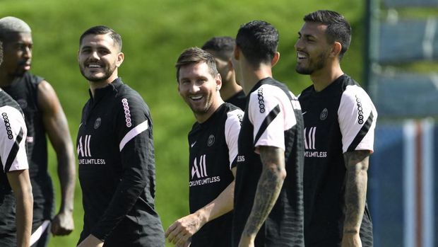 (From R) Paris Saint-Germain's Argentinian midfielder Leandro Paredes, Paris Saint-Germain's Argentinian forward Angel Di Maria, Paris Saint-Germain's Argentinian forward Lionel Messi and Paris Saint-Germain's Argentinian forward Mauro Icardi attend a training session at the Camp des Loges Paris Saint-Germain football club's training ground in Saint-Germain-en-Laye on august 13, 2021. (Photo by Bertrand GUAY / AFP)