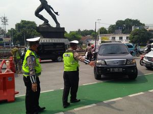 Mobil Diputar Balik Gage Sudirman Berkurang, Polisi Klaim Warga Mulai Patuh
