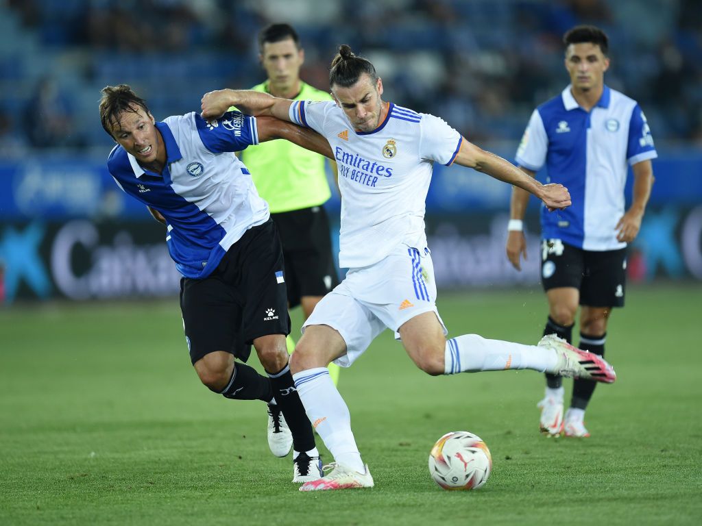 VITORIA-GASTEIZ, SPAIN - AUGUST 14: Gareth Bale of Real Madrid  is put under pressure by Tomas Pina of Deportivo Alaves  during the LaLiga Santader match between Deportivo Alaves and Real Madrid CF at Estadio de Mendizorroza on August 14, 2021 in Vitoria-Gasteiz, Spain. (Photo by Juan Manuel Serrano Arce/Getty Images)