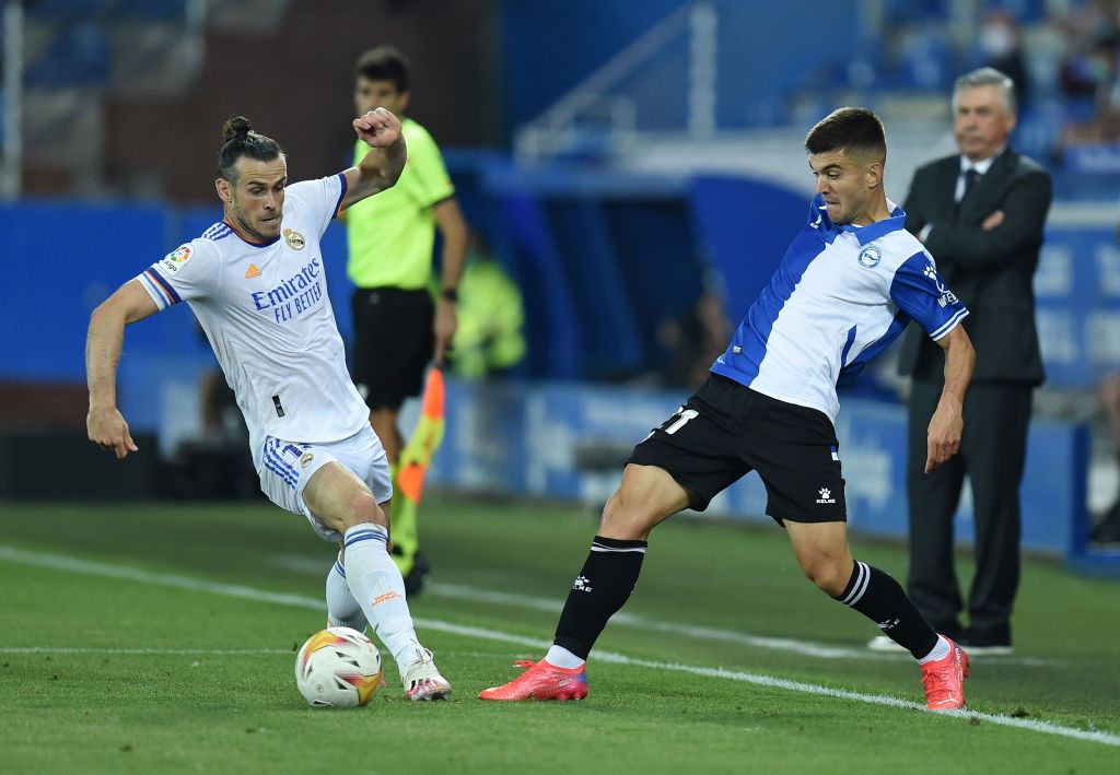 VITORIA-GASTEIZ, SPAIN - AUGUST 14: Gareth Bale of Real Madrid  is put under pressure by Tomas Pina of Deportivo Alaves  during the LaLiga Santader match between Deportivo Alaves and Real Madrid CF at Estadio de Mendizorroza on August 14, 2021 in Vitoria-Gasteiz, Spain. (Photo by Juan Manuel Serrano Arce/Getty Images)