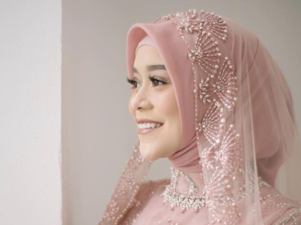3 Gaya Hijab Lesti Kejora Saat Upacara Adat Sunda Hingga Siraman Jelang Nikah