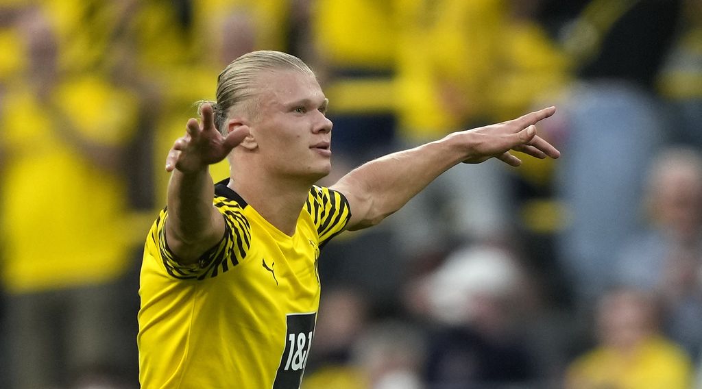 Dortmund's Erling Haaland celebrates after he scored his side's 5th goal during the German Bundesliga soccer match between Borussia Dortmund and Eintracht Frankfurt in Dortmund, Germany, Saturday, Aug. 14, 2021. (AP Photo/Martin Meissner)