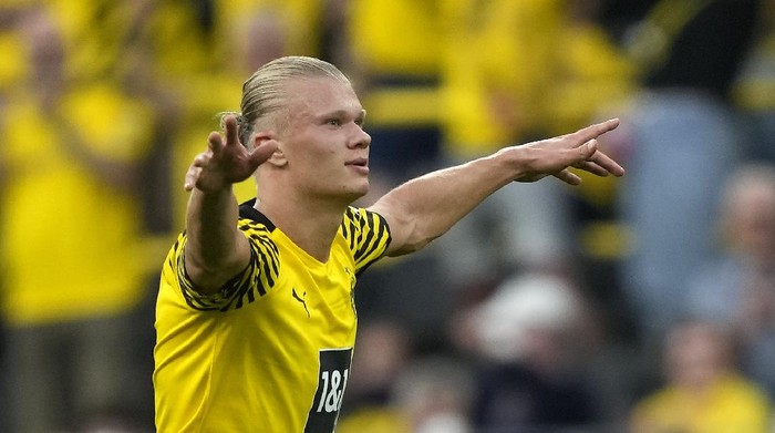 Dortmunds Erling Haaland celebrates after he scored his sides 5th goal during the German Bundesliga soccer match between Borussia Dortmund and Eintracht Frankfurt in Dortmund, Germany, Saturday, Aug. 14, 2021. (AP Photo/Martin Meissner)