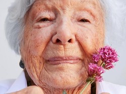 Sosok Nenek Buyut Viral yang Jadi Model Kecantikan di Usia 99 Tahun