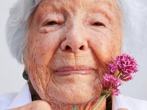 Sosok Nenek Buyut Viral yang Jadi Model Kecantikan di Usia 99 Tahun Sosok Nenek Buyut Viral yang Jadi Model Kecantikan di Usia 99 Tahun