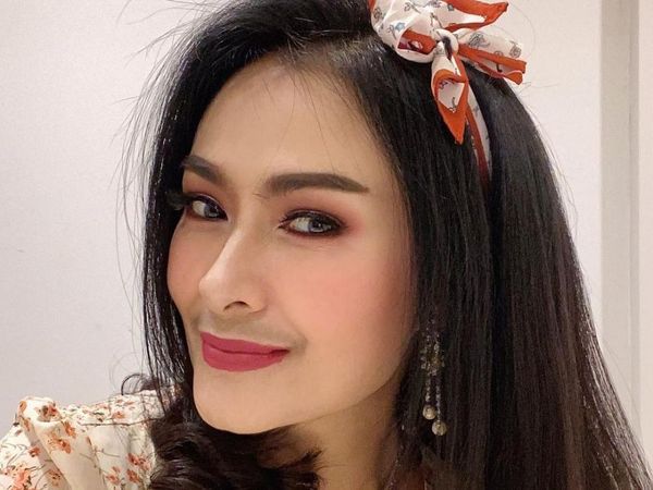 Potret Iis Dahlia Manis dengan Kumis Tipis yang Dicibir Netizen
