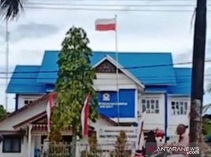 Merah Putih Dipasang Terbalik Jadi Ironi di Kantor Pemerintah Merah Putih Dipasang Terbalik Jadi Ironi di Kantor Pemerintah