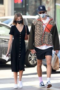 Tetap Pakai Masker! Simak Tampilan Kaia Gerber Dan Jacob Elordi Saat ...