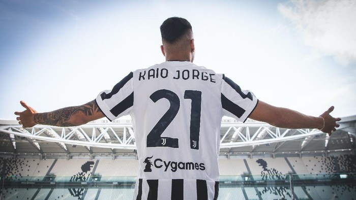 Kaio Jorge diperkenalkan Juventus sebagai pemain baru. Foto di ambil dari akun media sosial Juventus