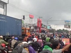 PKL Serobot Jalan, Lalin di Kampung Lalang Medan Macet Parah