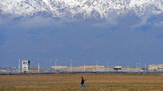 Kota Bagram An Afghan man carries an old gun as he walks past Bagram Prison facilities outside Kabul on March 25, 2012. Afghanistan on Monday took full control of Bagram prison from the United States, healing one running sore in their testy relationship as US-led forces wind down more than a decade of war. AFP PHOTO / MASSOUD HOSSAINI (Photo by MASSOUD HOSSAINI and - / AFP)
