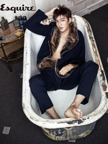 Lee Min Ho Tampil Casual dan Stylish di Sampul Esquire Korea September 2021!