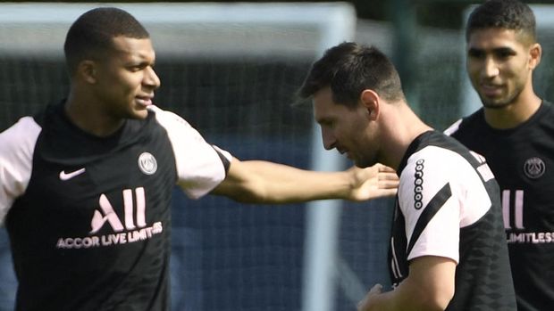 (From L) Paris Saint-Germain's French forward Kylian Mbappe, Paris Saint-Germain's Argentinian forward Lionel Messi and Paris Saint-Germain's Moroccan defender Achraf Hakimi attend a training session at the Camp des Loges Paris Saint-Germain football club's training ground in Saint-Germain-en-Laye on august 13, 2021. (Photo by Bertrand GUAY / AFP)