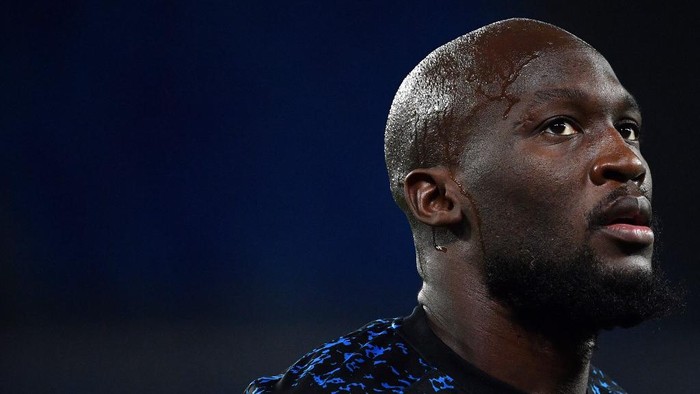 (FILES) In this file photograph taken on April 18, 2021, Inter Milans Belgian forward Romelu Lukaku warms up prior to the Italian Serie A football match between Napoli and Inter at The Diego Maradona (San Paolo) stadium in Naples. - Romelu Lukaku is set to sign for Chelsea from Inter Milan in a deal worth up to 115 million euros ($135 million), according to widespread reports in Italian media on August 8, 2021. Chelsea have been pursuing Lukaku since it became clear the European champions would not be able to prise Erling Braut Haaland from Borussia Dortmund, but Inter had been holding out on letting their star striker go. (Photo by Tiziana FABI / AFP)