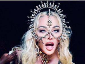 Madonna Pakai Karya Rinaldy Yunardi, Jadi Hadiah Ulang Tahun untuk Indonesia Madonna Pakai Karya Rinaldy Yunardi, Jadi Hadiah Ulang Tahun untuk Indonesia