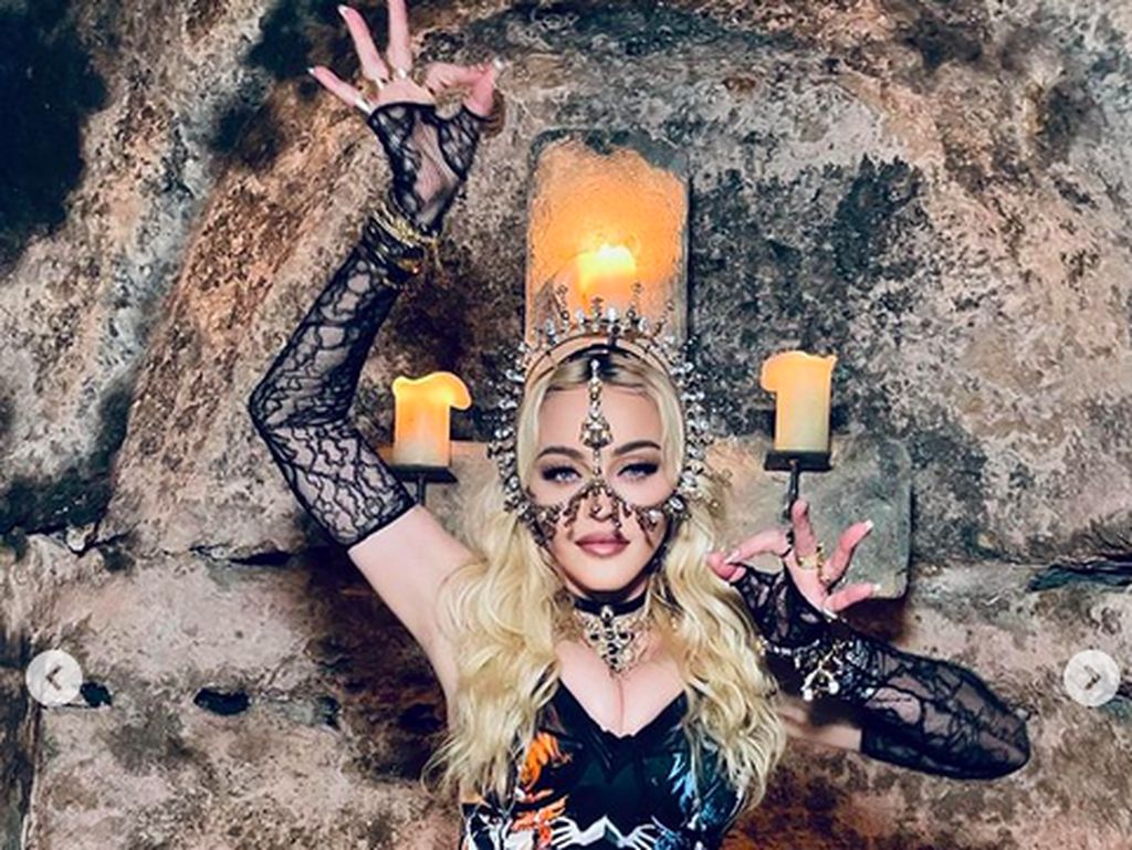 Madonna Rayakan Ultah Ke-63, Tampil Seksi dengan Karya Rinaldy Yunardi