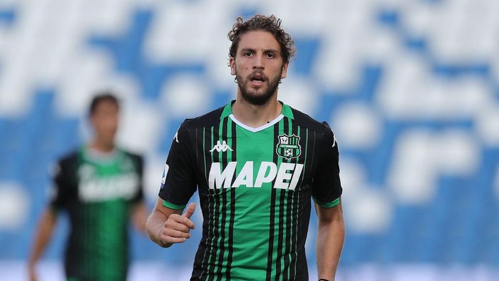 REGGIO NELLEMILIA, ITALY - JUNE 28: Manuel Locatelli of Sassuolo Calcio in action during the Serie A match between US Sassuolo and  Hellas Verona at Mapei Stadium - Città del Tricolore on June 28, 2020 in Reggio nellEmilia, Italy  (Photo by Gabriele Maltinti/Getty Images)