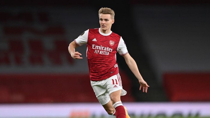 LONDON, ENGLAND - MAY 06:  Martin Odegaard of Arsenal runs with the ball during the UEFA Europa League Semi-final Second Leg match between Arsenal and Villareal CF at Emirates Stadium on May 06, 2021 in London, England. Sporting stadiums around Europe remain under strict restrictions due to the Coronavirus Pandemic as Government social distancing laws prohibit fans inside venues resulting in games being played behind closed doors. (Photo by Shaun Botterill/Getty Images)