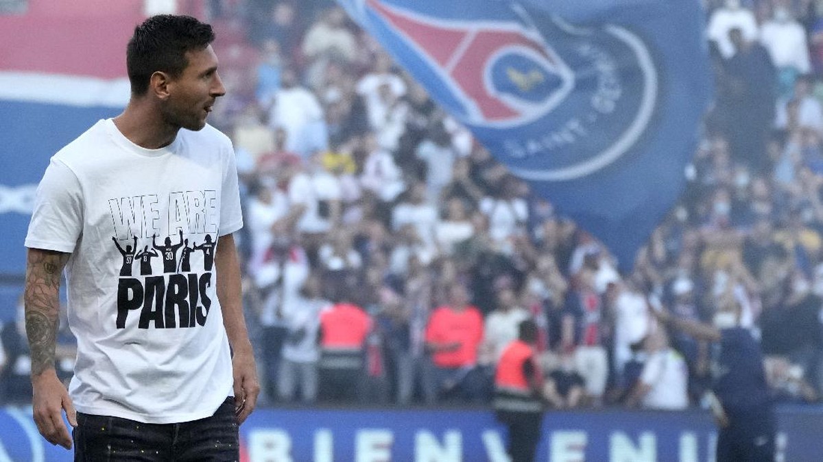 Lionel Messi melihat sambutan meriah suporter PSG untuknya. Foto: AP/Francois Mori