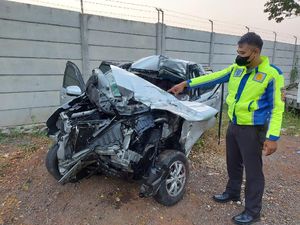 Minibus Ringsek Tabrak Truk di Tol Cipali, 1 Orang Tewas